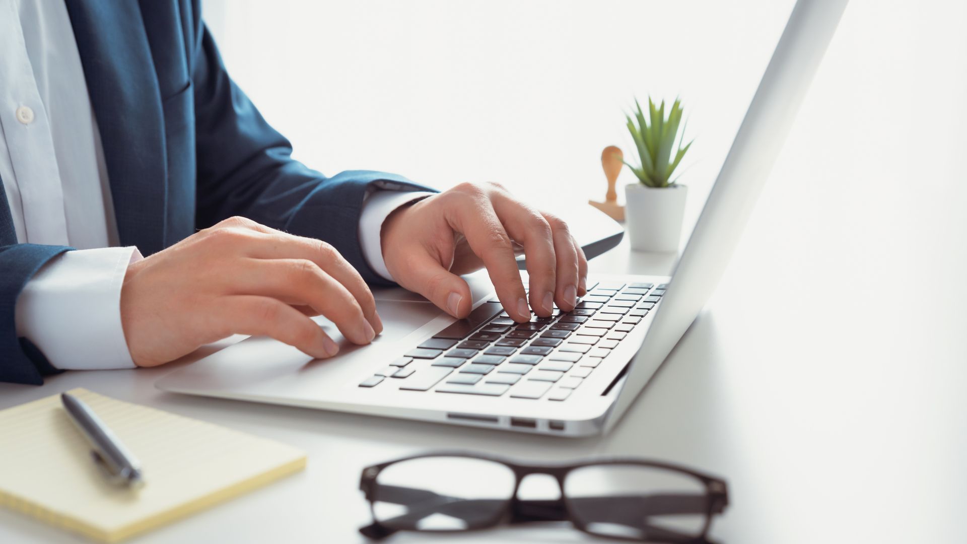Rozliczanie podatku PIT — praca na laptopie